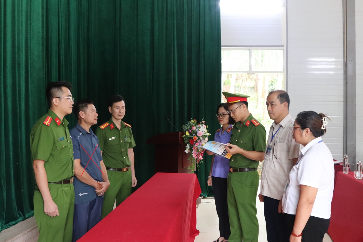 Cơ quan CSĐT Công an tỉnh Sơn La thi hành các quyết định đối với Đinh Văn Thụ (bên trái ảnh)