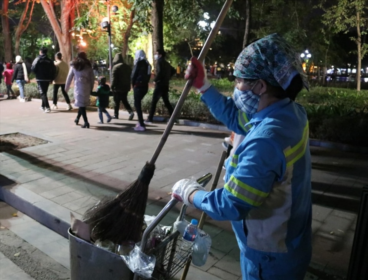 Công nhân vệ sinh Hà Nội, luôn trách nhiệm với công việc của mình