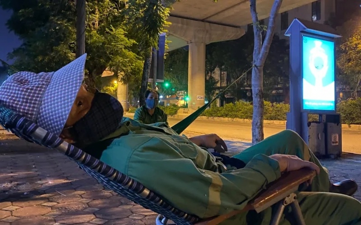 Phút nghỉ ngơi của công nhân vệ sinh môi trường Hà Nội