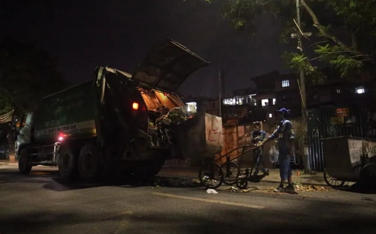 Khi thành phố về đêm là lúc bắt đầu công việc của nhiều công nhân vệ sinh, vì thủ đô xanh, sạch