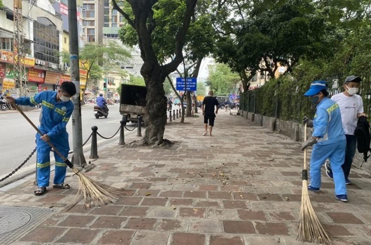 Các đơn vị vệ sinh môi trường tăng cường thu gom rác trong ngày, dọn dẹp vệ sinh môi trường toàn bộ các tuyến phố.