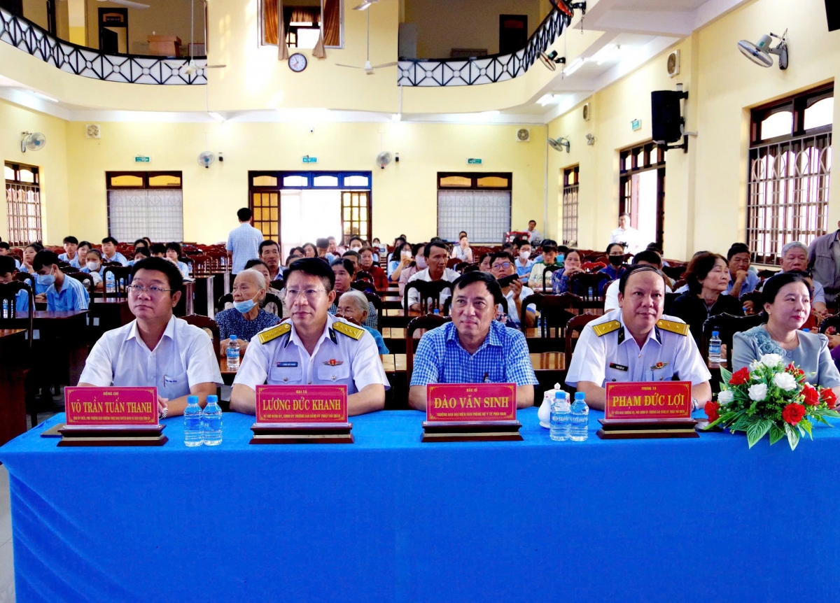 Các đại biểu dự Hội nghị thông tin tuyên truyền biển đảo