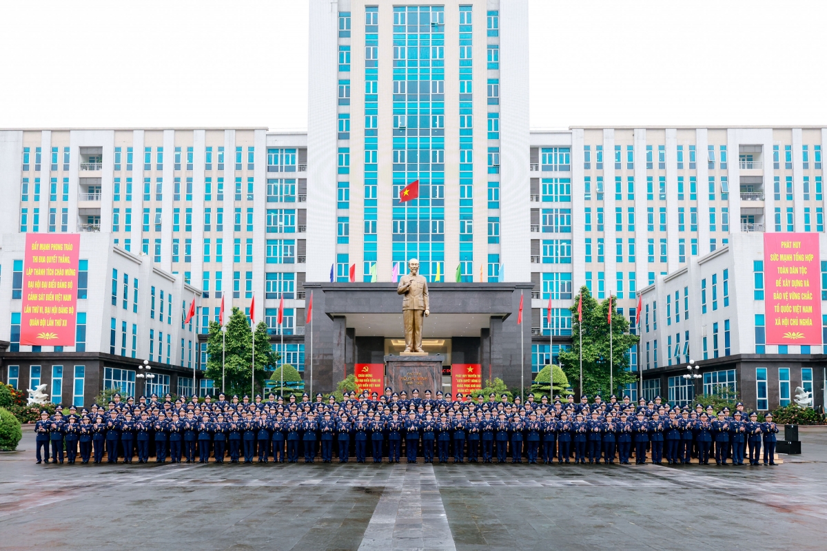 Đại biểu tham dự Đại hội đại biểu Đảng bộ Cảnh sát biển Việt Nam lần VI chụp ảnh lưu niệm.