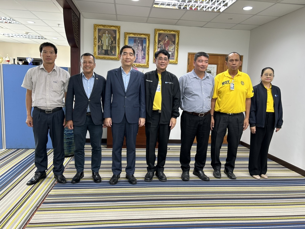 Đại sứ Phạm Việt Hùng và đoàn công tác chụp ảnh cùng Tổng Giám đốc Cảng hàng không quốc tế Phuket Monchai Tanode, cùng ông Ngô Trí Hưng - Trưởng chi nhánh Hãng Hàng không quốc gia Việt nam (Vietnam Airlines) tại Thái Lan