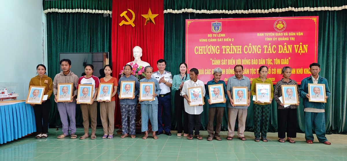 Đại tá Lê Huy - Chính ủy Vùng Cảnh sát biển 2 tặng quà cho đồng bào dân tộc Vân Kiều xã Cồn Tiên, tỉnh Quảng Trị.