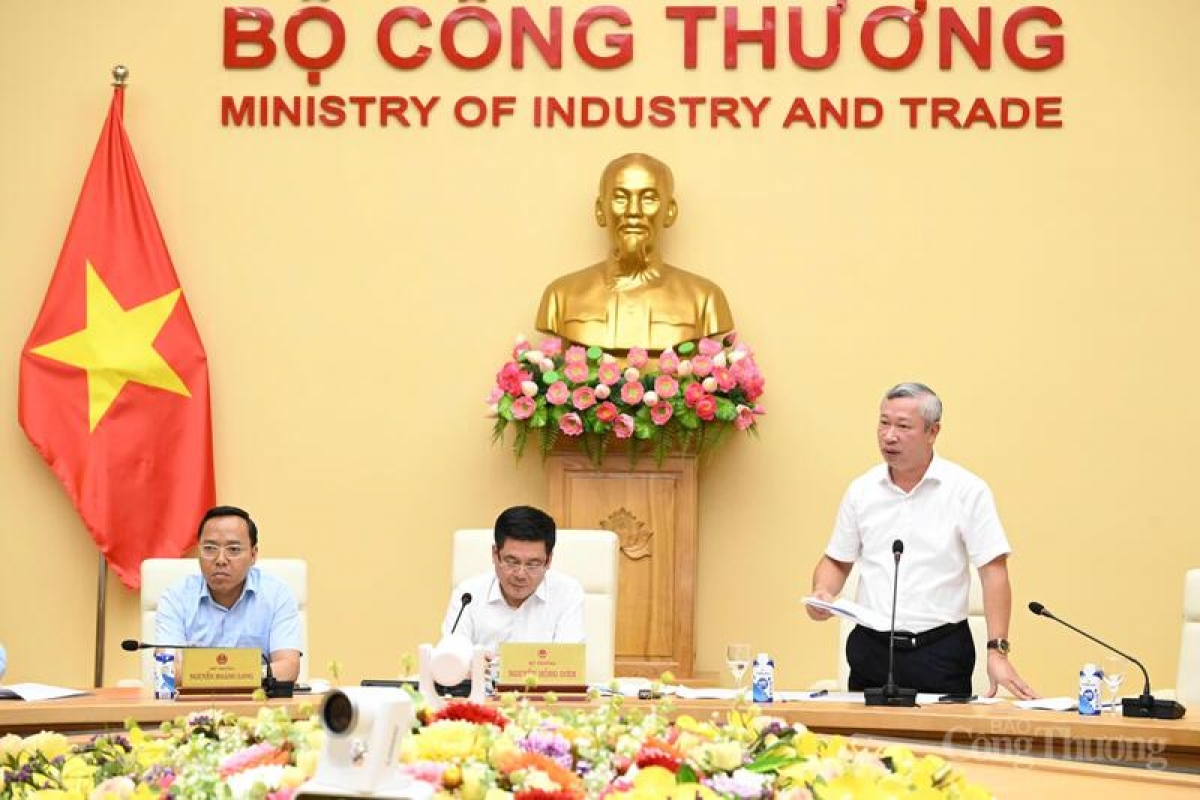 Ông Phạm Nguyên Hùng - Cục trưởng Cục Điện lực báo cáo tại cuộc họp về giải pháp đảm bảo cung cấp điện các tháng còn lại của năm 2025 và các năm 2026 - 2030 do Bộ trưởng Bộ Công Thương Nguyễn Hồng Diên (ngồi giữa) chủ trì.
