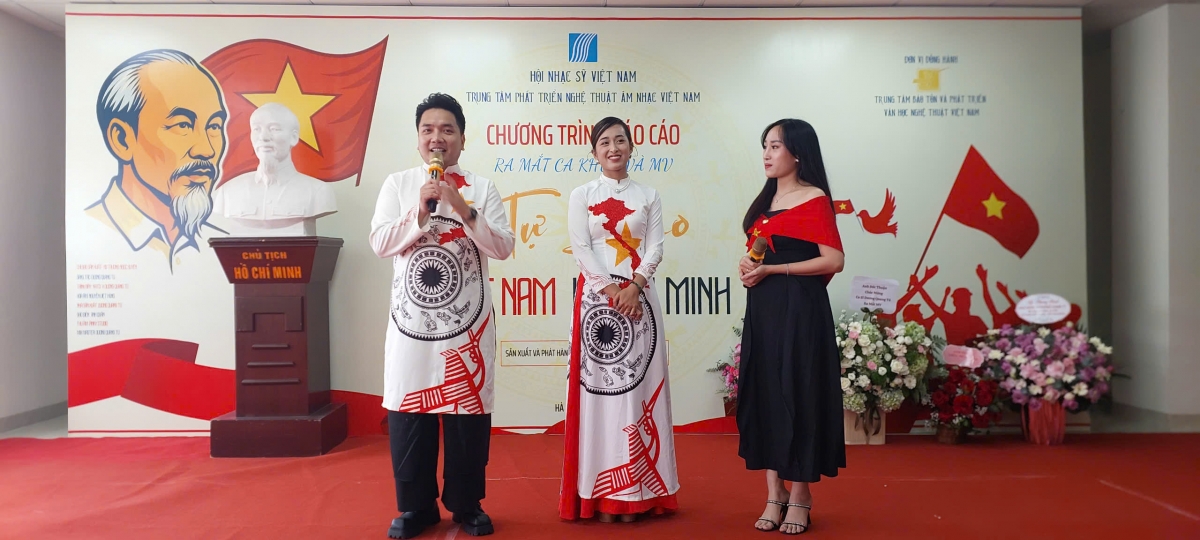 Đạo diễn Dương Quang Tú và ca sĩ KATD giao lưu tại buổi ra mắt ca khúc và MV