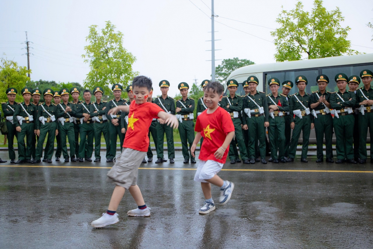 Dù mưa nhưng các bé vẫn hăng say biểu diễn bài nhảy hiện đại