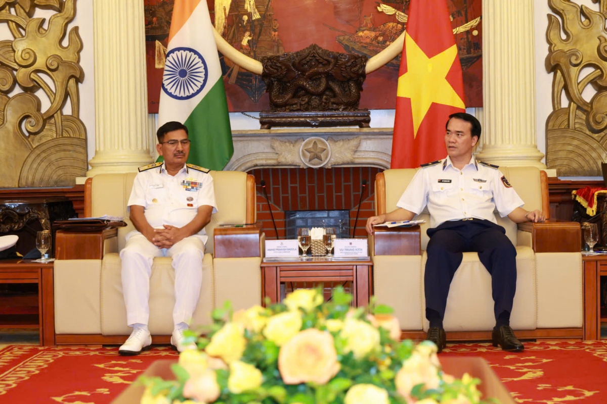 Thiếu tướng Vũ Trung Kiên - Phó Tư lệnh Pháp luật Cảnh sát biển Việt Nam và
Trung tướng Anand Prakash Badola - Phó Tư lệnh Lực lượng Bảo vệ bờ biển Ấn Độ đồng chủ trì Hội nghị.