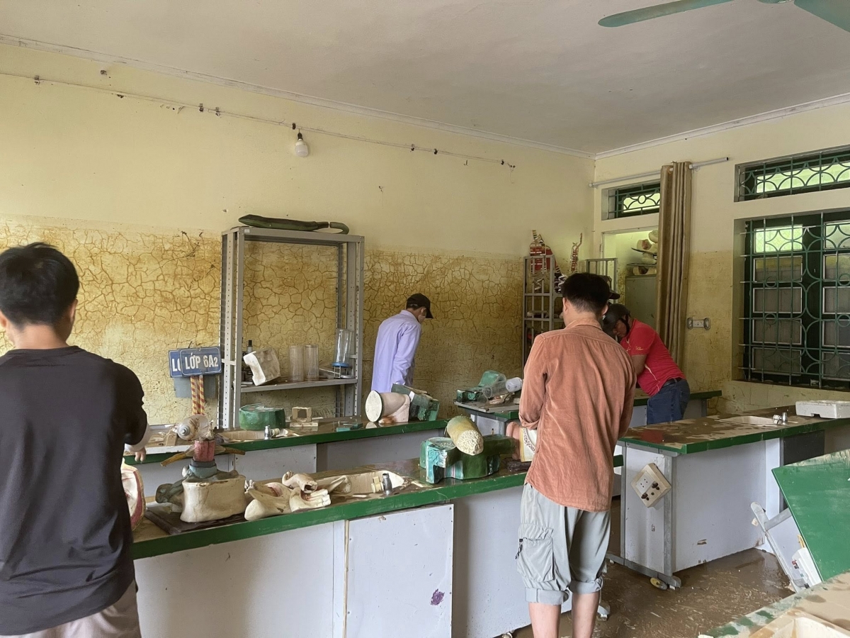 Bếp ăn, phòng ngủ của học sinh cũng ngổn ngang