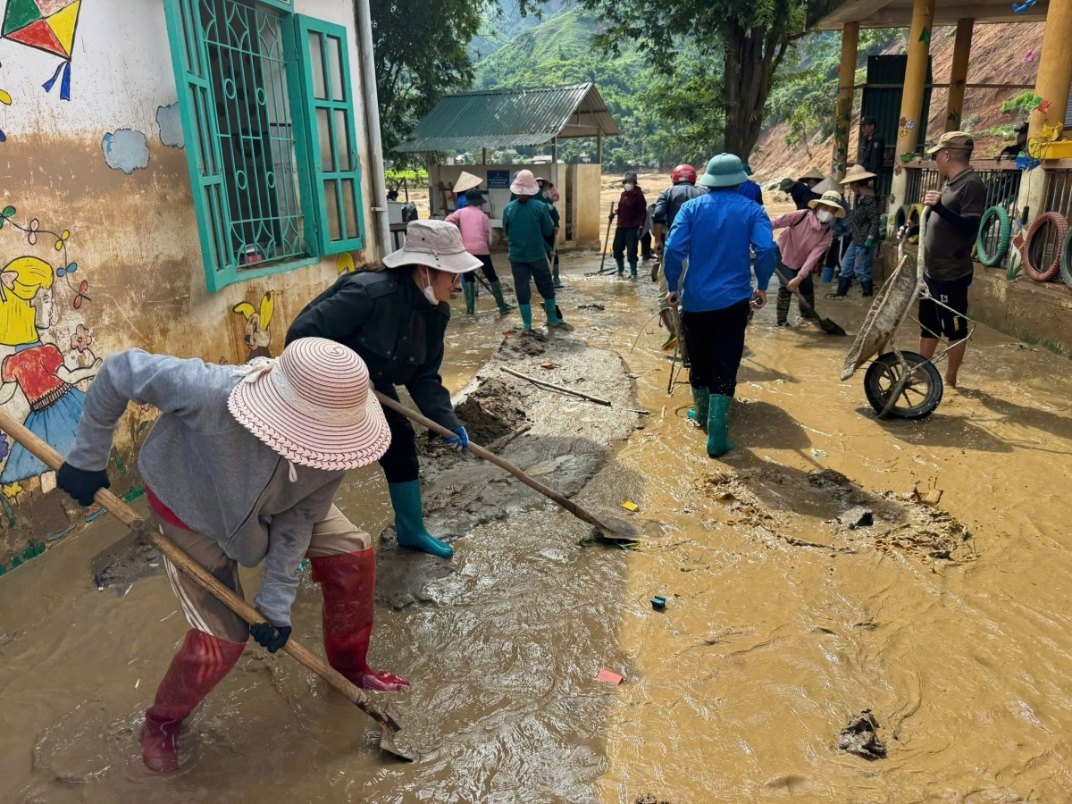 Thay vì được tập trung chuẩn bị đón năm học mới, các thầy cô lại tất bật với công việc dọn dẹp, cứu vớt những gì còn dùng được.