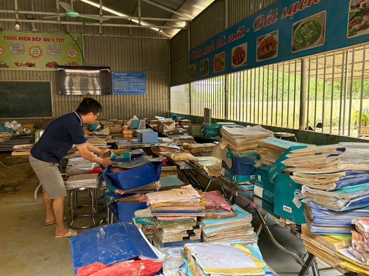 Trường Phổ thông Dân tộc bán trú THCS Chiềng Sơ, xã Mường Luân bị thiệt hại khoảng 1,3 tỷ đồng.