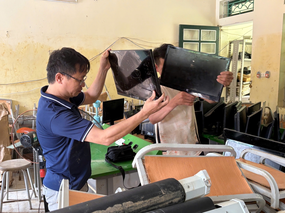 Các thiết bị điện tử bị ngâm nước nhiều giờ đã hư hỏng hoàn toàn.