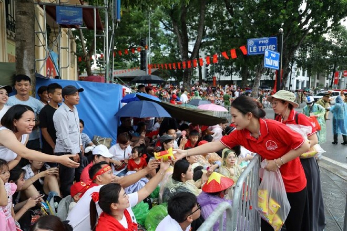 Người dân và du khách được hỗ trợ đồ ăn khi đi xem tổng hợp luyện diễu binh, diễu hành ngày 24.8. Ảnh: Phạm Đông