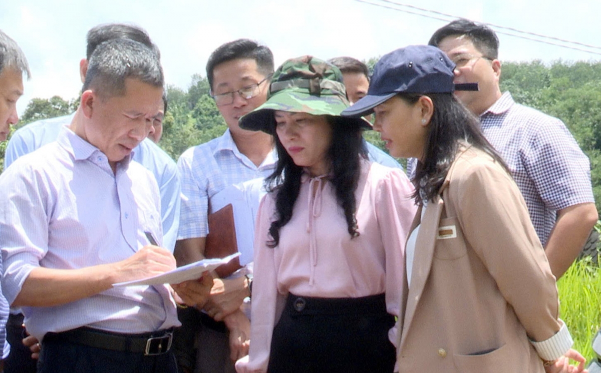 Đoàn công tác của Sở Giáo dục và Đào tạo tỉnh Lâm Đồng khảo sát vị trí xây dựng trường ở xã biên giới. Ảnh Sở GD&ĐT tỉnh Lâm Đồng.