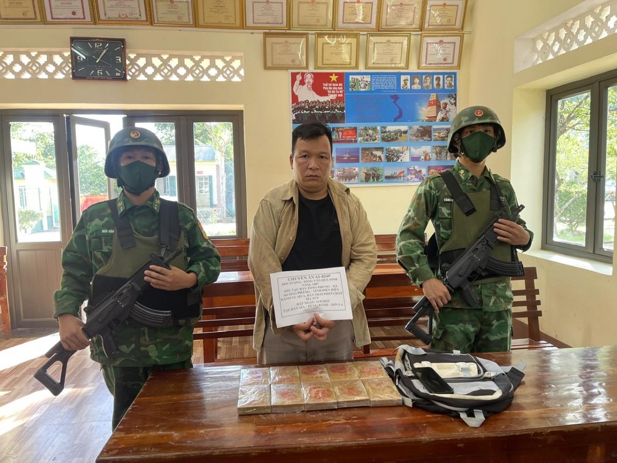 Đối tượng Tòng Văn Quí cùng tang vật.