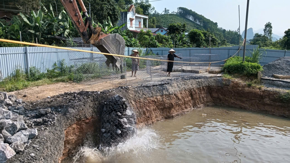 Đơn vị thi công mở rộng miệng hố, thả hàng trăm rọ thép nhồi đá hộc xuống đáy hố