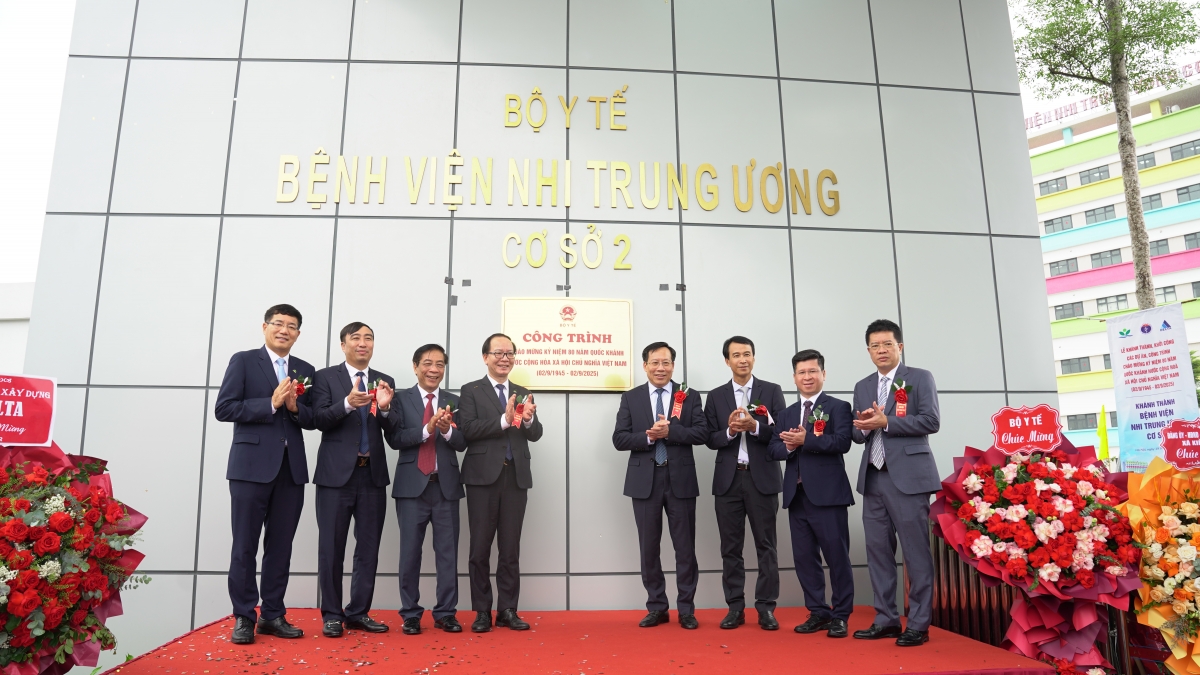 Lãnh đạo Bộ Y tế và BV Nhi Trung ương tại Lễ cắt băng khánh thành cơ sở 2 của BV