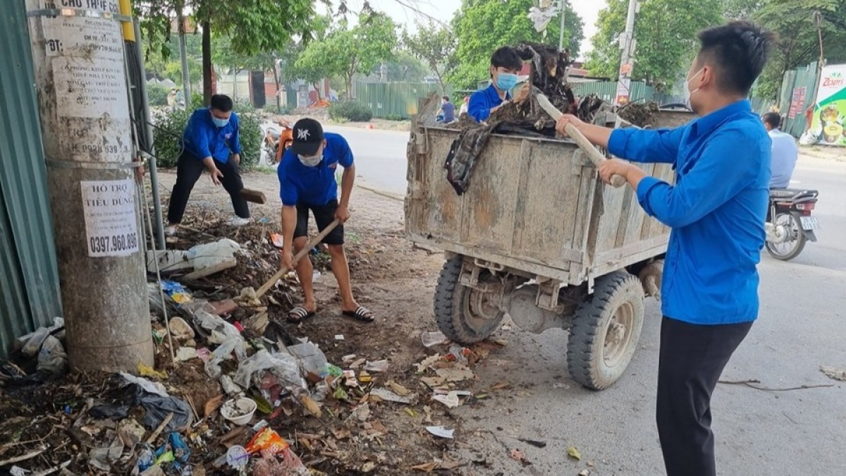 Đoàn thanh niên phường Long Biên tham gia dọn vệ sinh môi trường