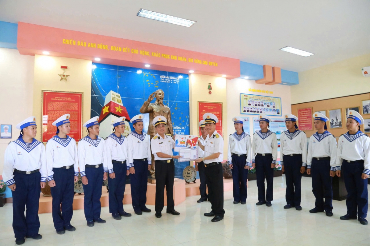 Vùng 4 Hải quân trao thư đến Trường Sa