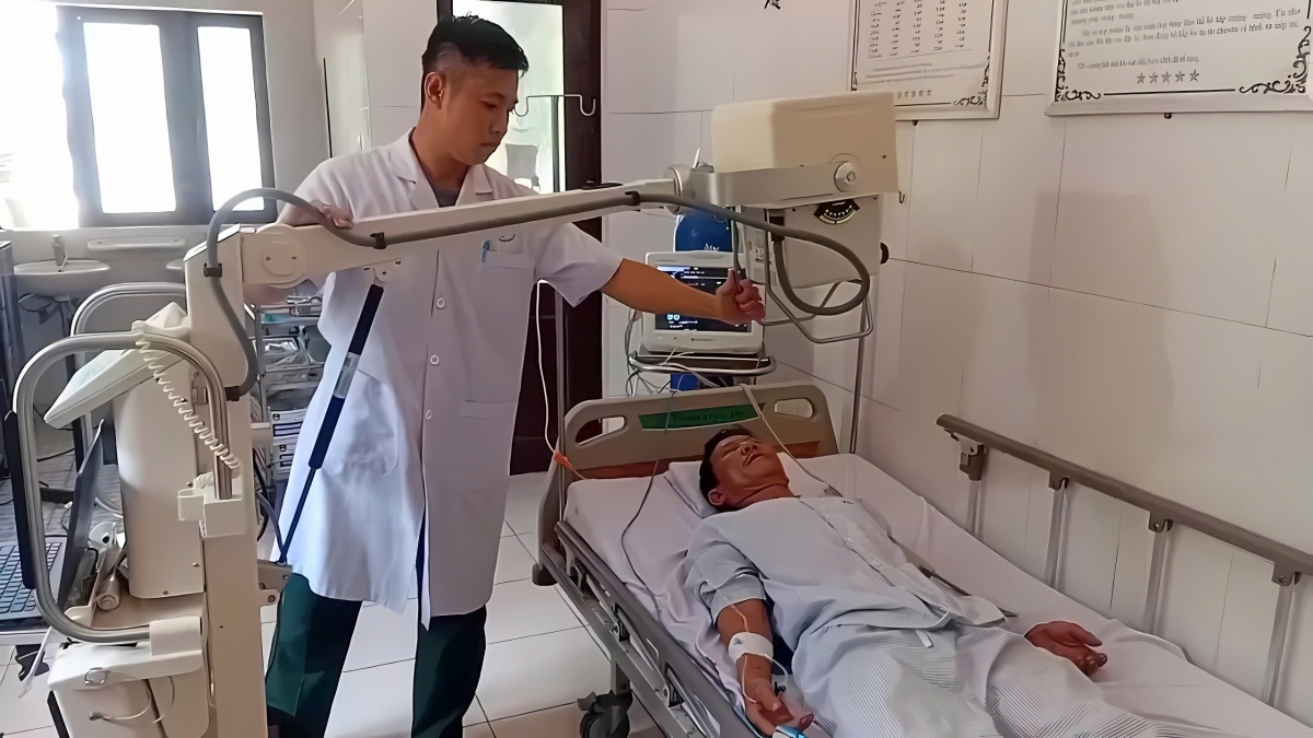 Bác sĩ nhanh chóng tiến hành điều trị cho bệnh nhân