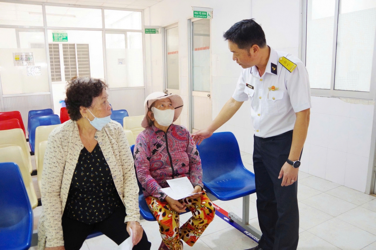 Đại tá Lương Đức Khanh ân cần thăm hỏi bà con đến khám, tư vấn