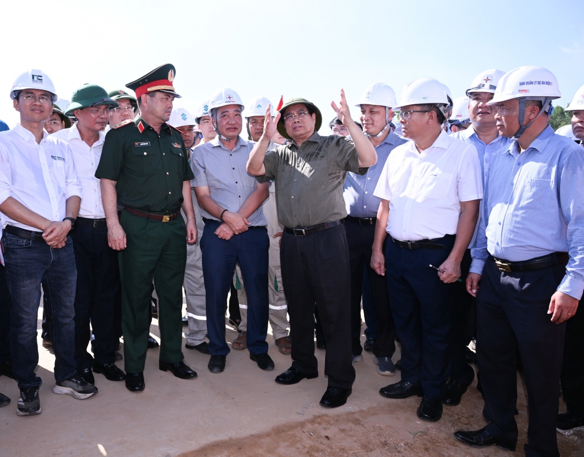 Thủ tướng Phạm Minh Chính đến kiểm tra Dự án Đường dây 500 kV Lào Cai - Vĩnh Yên