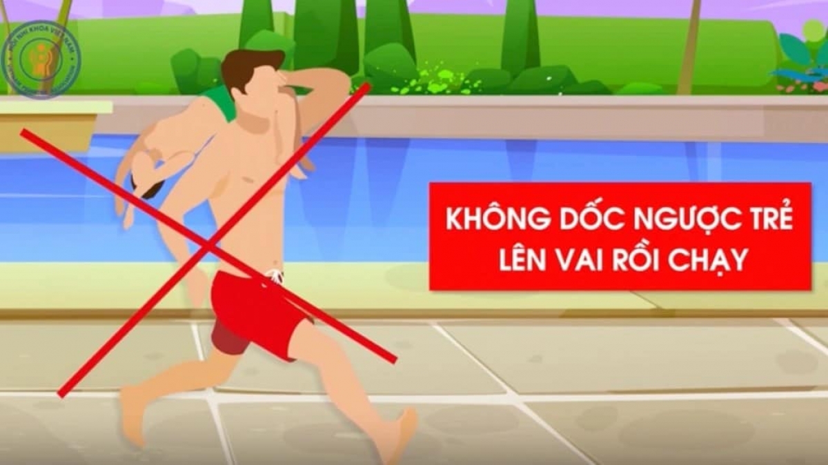 Tuyệt đối không dốc ngược trẻ bị đuối nước lên vai