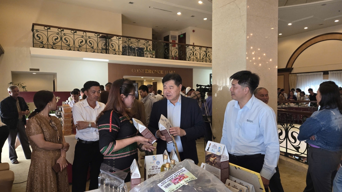 Gặp gỡ, trao đổi giữa nhà quản lý và các doanh nghiệp sản xuất, kinh doanh mắc ca bên lề diễn đàn.