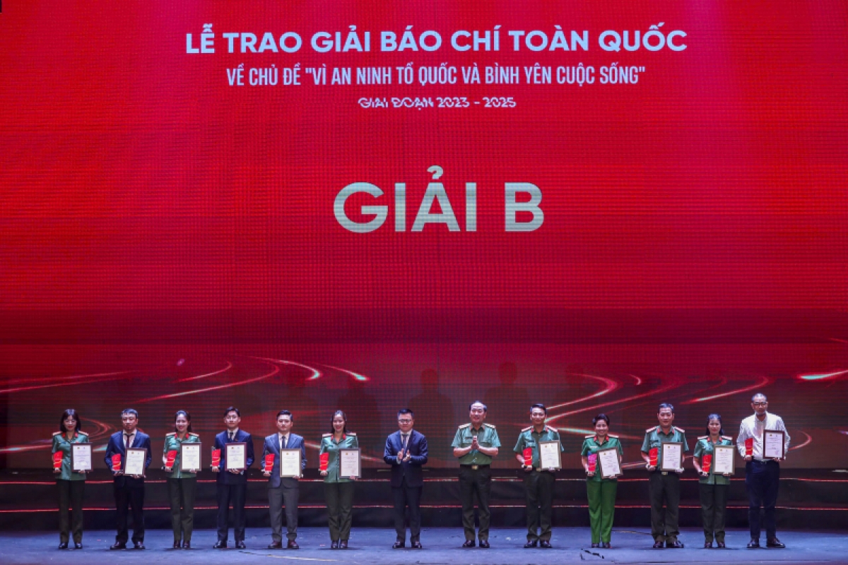Thượng tướng Trần Quốc Tỏ, Thứ trưởng Bộ Công an và nhà báo Lê Quốc Minh, Tổng biên tập Báo Nhân Dân, Chủ tịch Hội Nhà báo Việt Nam trao giải B cho các tác giả, nhóm tác giả.