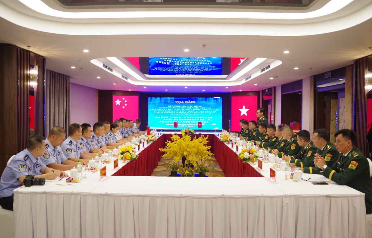 Hai bên cùng tìm hiểu những thành tựu trong 80 năm xây dựng và phát triển của đất nước Việt Nam, khẳng định mối quan hệ đoàn kết, hợp tác chiến lược toàn diện giữa Đảng, Nhà nước và nhân dân hai nước