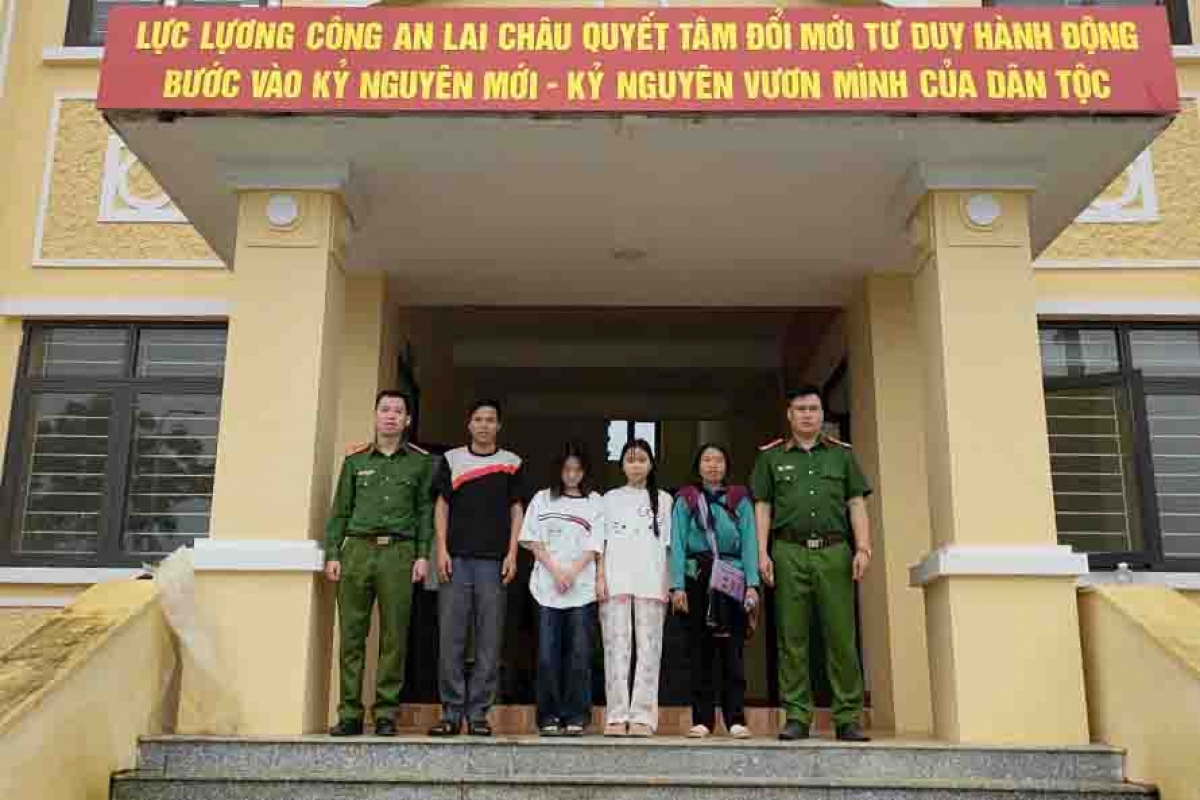 Hai thiếu nữ trong đường dây mua bán người vừa được lực lượng Công an xã Tả Lèng, tỉnh Lai Châu giải cứu và bàn giao cho gia đình.