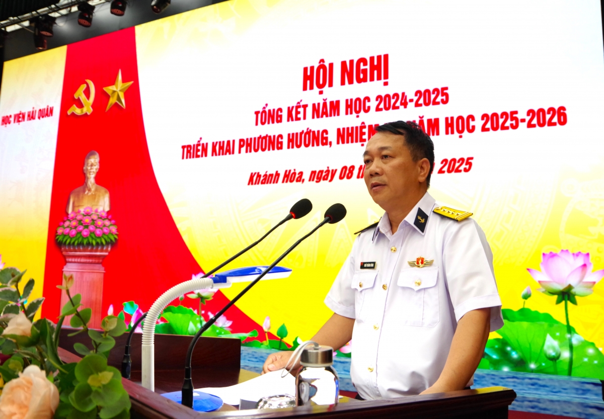 Đại tá, PGS, TS Ngô Thành Công, Giám đốc Học viện Hải quân phát biểu tại hội nghị.