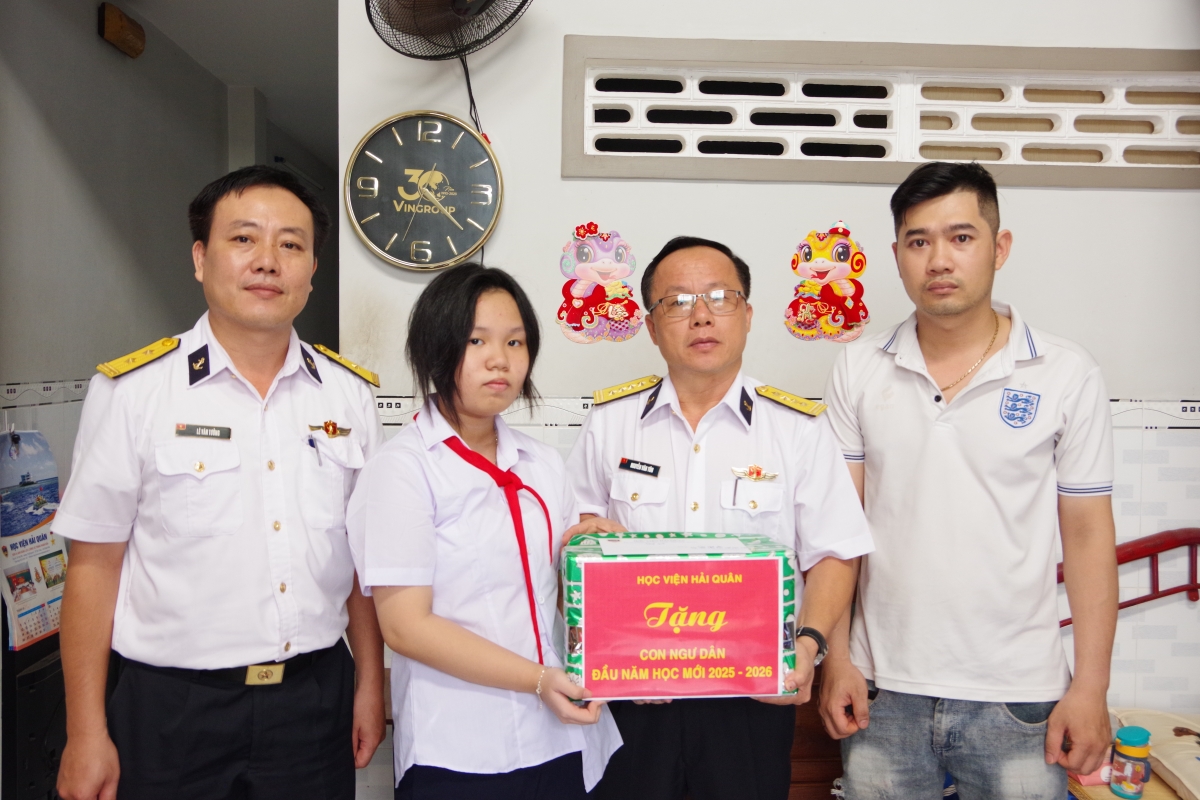 Hình ảnh 2 Đoàn công tác tặng quà cho cháu Đoàn Bùi Uyên Phương.