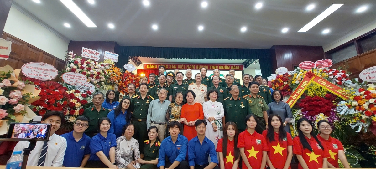 Hội đồng quản lý CLB, các đại biểu và các thế hệ Mãi mãi tuổi 20​​​​​​
