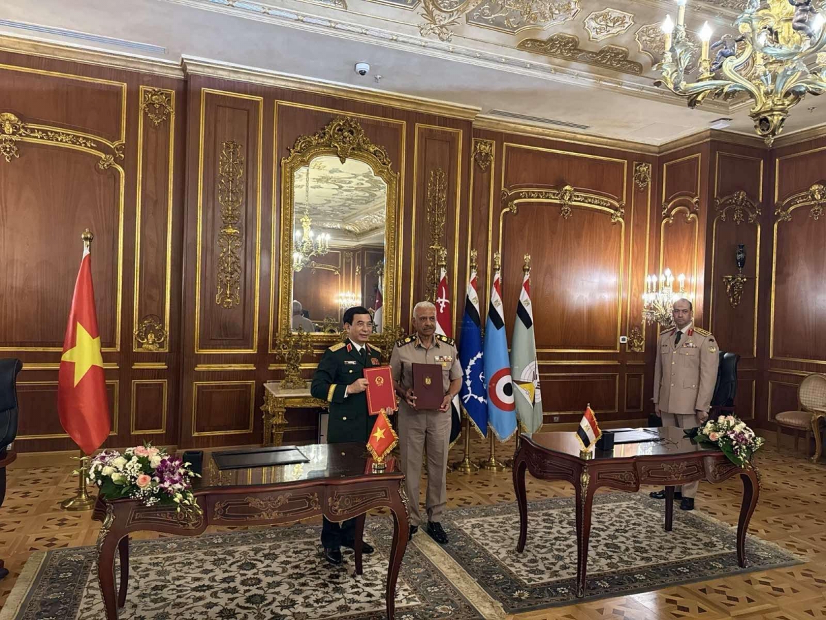 Đại tướng Phan Văn Giang và Đại tướng Abdel Mageed Saqr ký Ý định thư về thúc đẩy hợp tác quốc phòng (Ảnh: BQP)