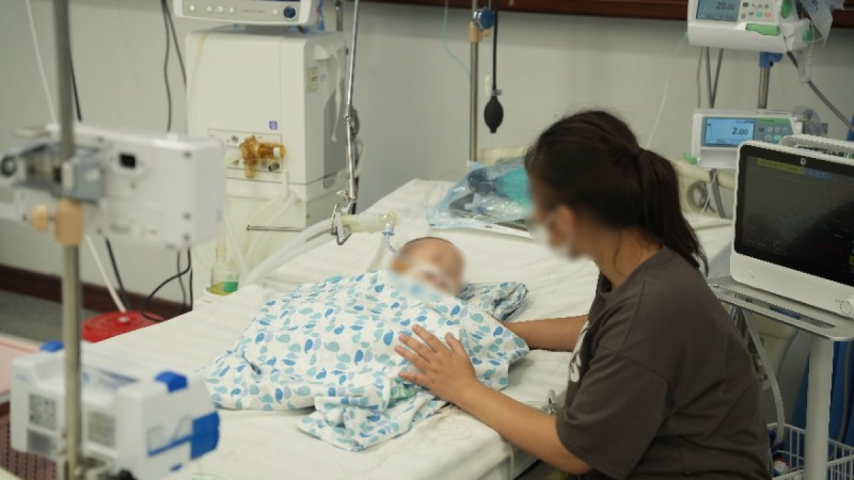 Bệnh nhi được cấp cứu tại BV Nhi Hà Nội sau khi uống phải tinh dầu đuổi muỗi.
