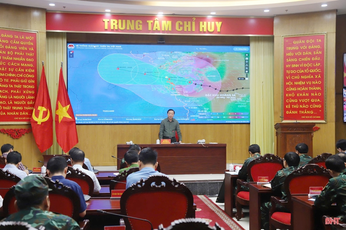 Phó Thủ tướng Chính phủ Trần Hồng Hà chủ trì họp trực tuyến với các địa phương bàn các biện pháp ứng phó với bão số 5. Ảnh: Thùy Dương