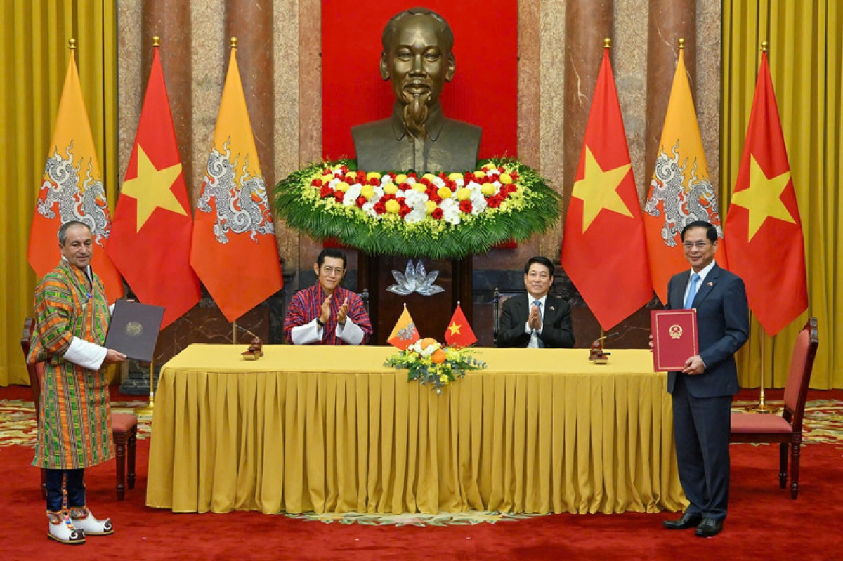 Chủ tịch nước Lương Cường và Quốc vương Bhutan chứng kiến lễ ký văn kiện hợp tác