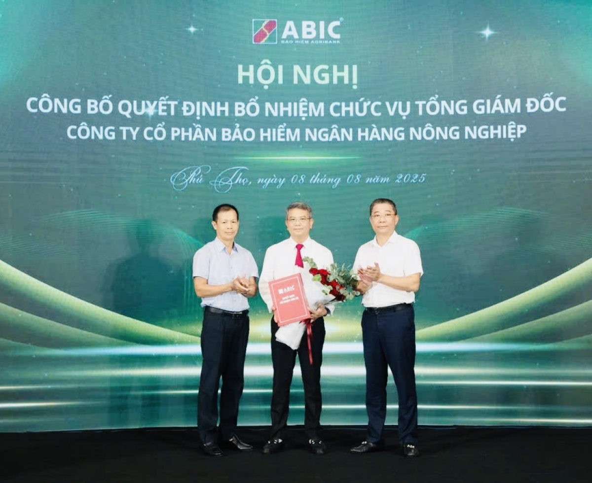 Chủ tịch HDQT Nguyễn Tiến Hải (bên phải) trao Quyết định bổ nhiệm chức danh Tổng Giám đốc cho ông Nguyễn Hồng Thái