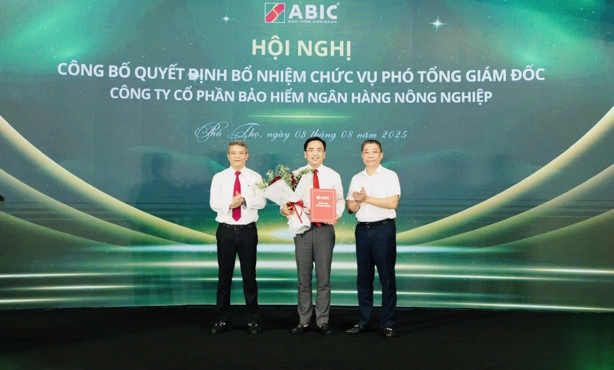 Ông Nguyễn Mậu Việt (ở giữa) được bổ nhiệm chứng danh Phó Tổng Giám đốc Bảo hiểm Agribank