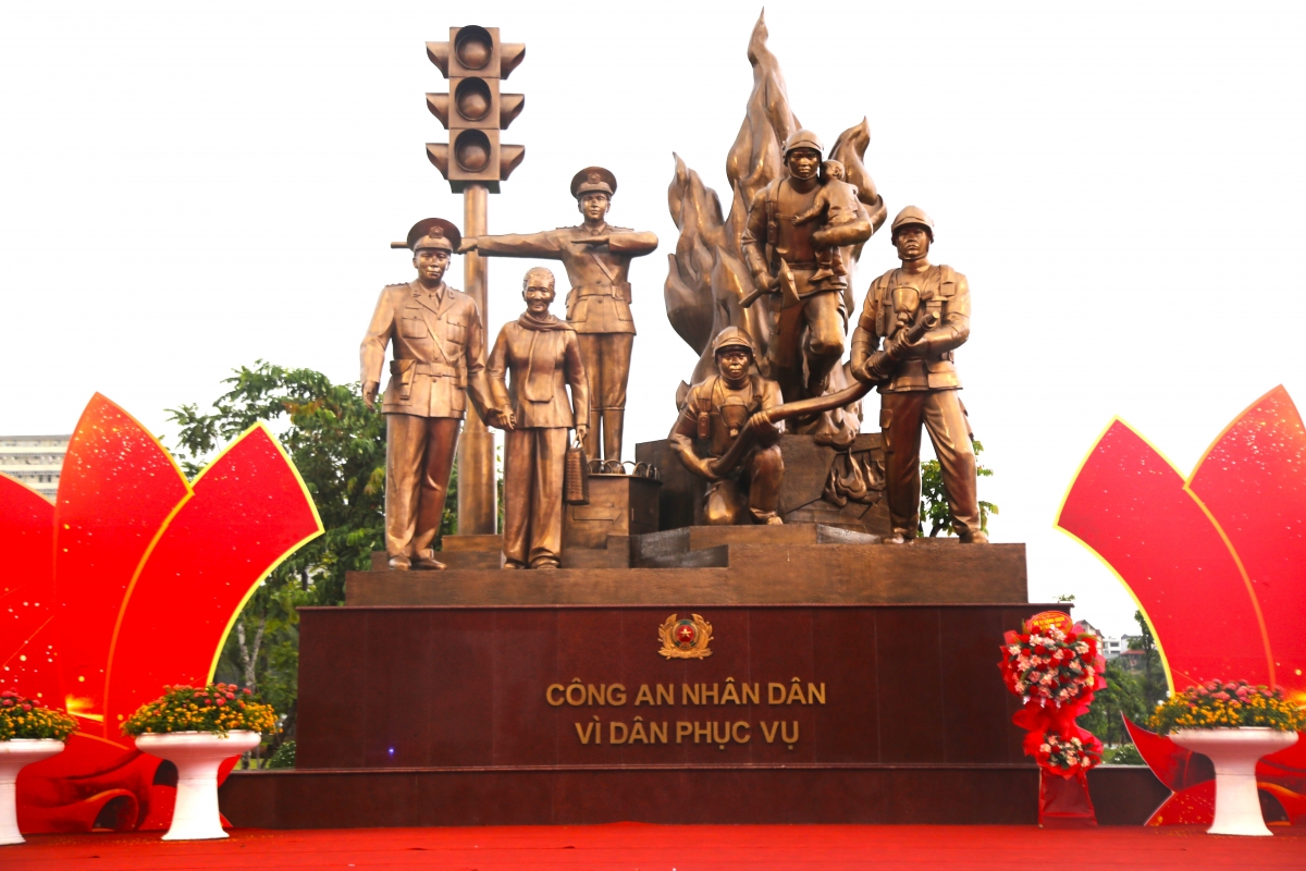 Tuợng đài Công an nhân dân - Vì dân phục vụ được xây dựng tại khuôn viên Công viên Lán bé, đường bao biển Trần Quốc Nghiễn, phường Hồng Gai, tỉnh Quảng Ninh, tầm nhìn hướng ra Vịnh Hạ Long.