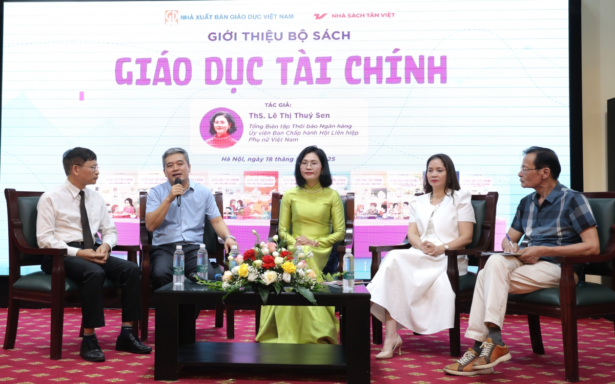 Tác giả Lê Thị Thuý Sen (người mặc áo dài xanh, ngồi giữa) cùng lãnh đạo các đơn vị thông tin về bộ sách tại chương trình
