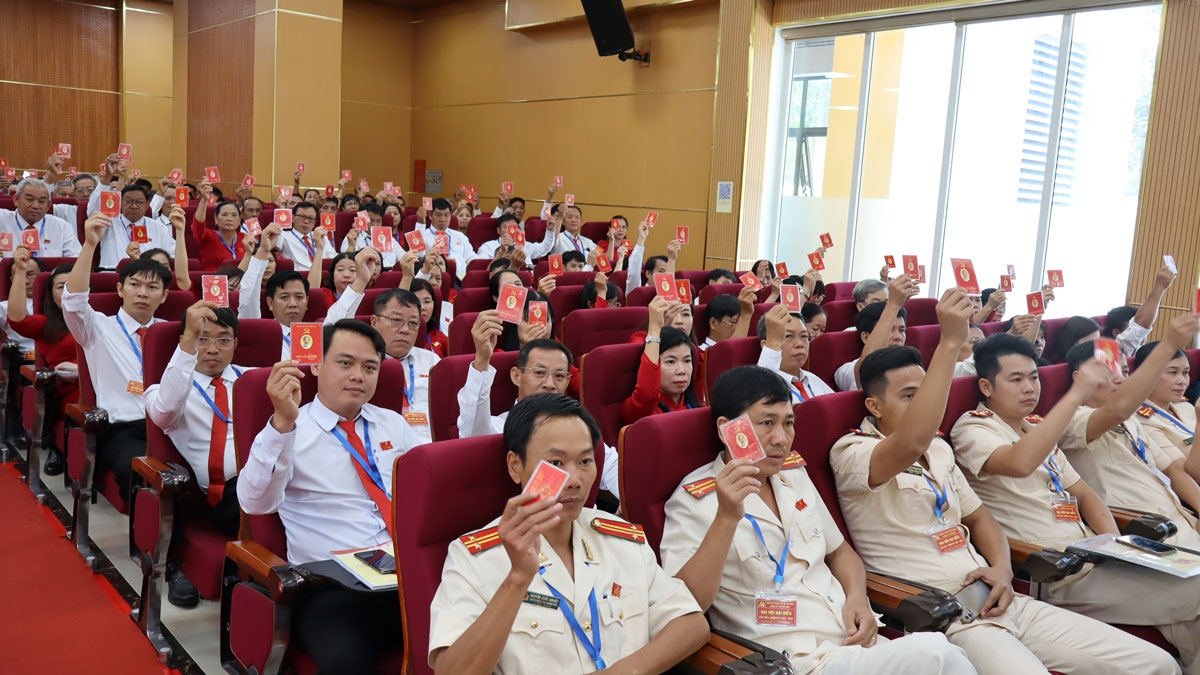 Các đại biểu biểu quyết thông qua các nghị quyết đại hội