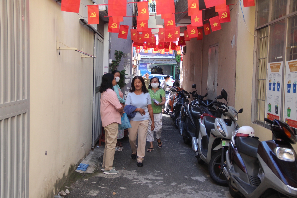 Từ sáng sớm người dân đã đến trụ sở Khu phố 13, phường Vũng Tàu rất đông để giao dịch thủ tục hành chính