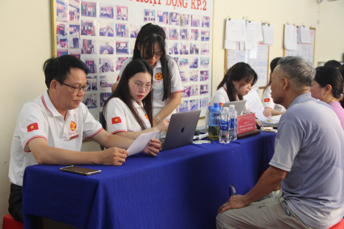 Người các cán bộ, nhân viên tiếp nhận hồ sơ, Tổ lưu động còn có một lãnh đạo Trung tâm phục vụ Hành chính công túc trực