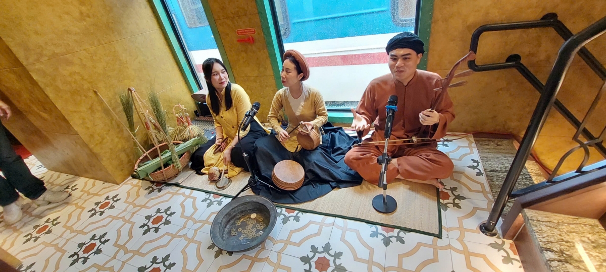 Khán giả được hòa mình cùng làn điệu dân ca truyền thống trên tàu