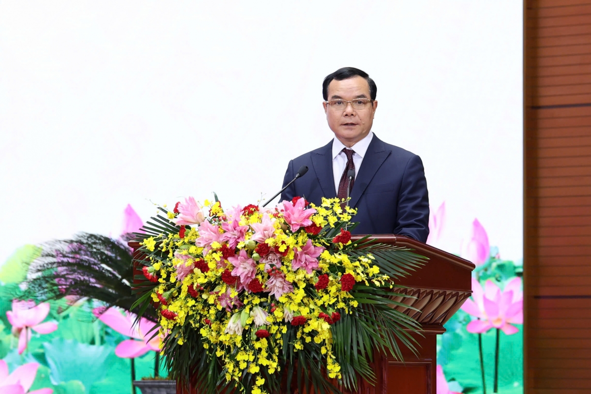 Đồng chí Nguyễn Đình Khang - Phó chủ tịch Ủy ban Trung ương Mặt trận Tổ quốc Việt Nam, Chủ tịch Tổng Liên đoàn Lao động Việt Nam, Phó chủ tịch Hội đồng Thi đua - Khen thưởng Trung ương