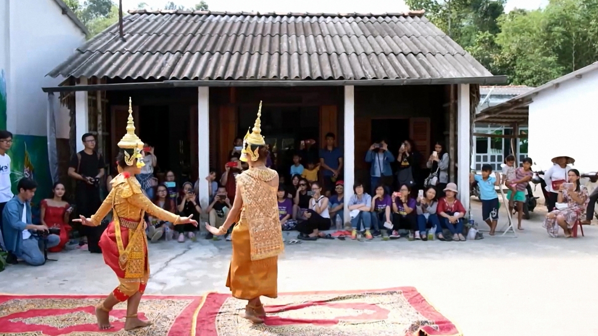 Du khách thưởng thức điệu múa Khmer cổ