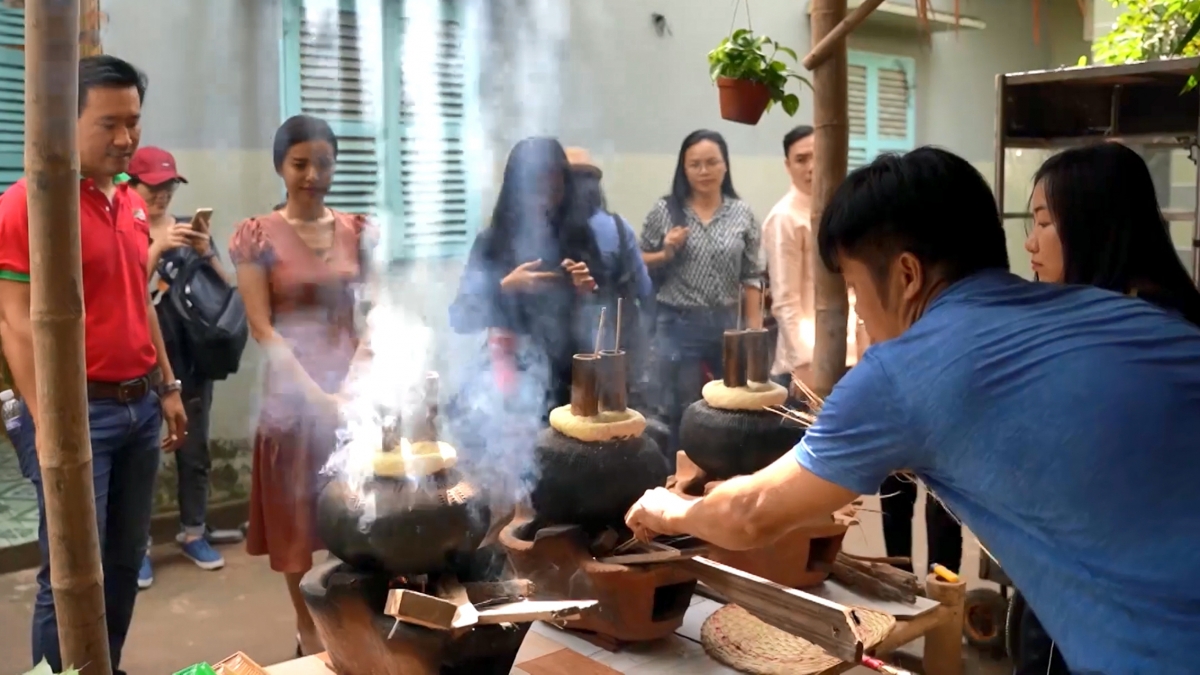 Du khách có thể tham gia công đoạn làm bánh ống theo truyền thống của người Khmer